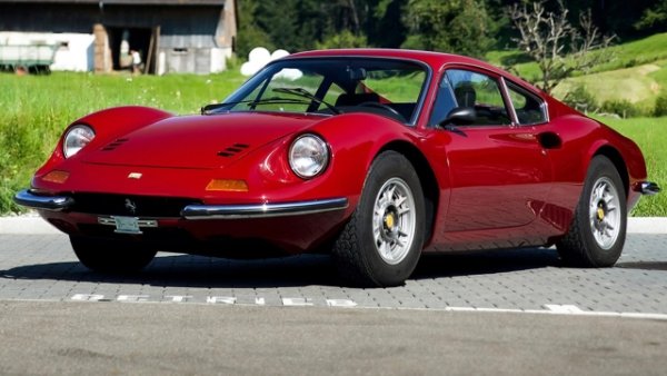 Еволюция на 206 GT, това Ferrari е оборудвано с V6 двигател с по-голям работен обем и междуосие, удължено с 60 мм. Кубатурата е  увеличена до 2419 за 195 коня мощност, което му позволява да достигне 235 km/h. Произведен във варианти купе или спайдер (246 Gts), той остава на пазара между 1969 и 1974 г. 

ChatGpt, който го включва в топ пет на най-красивите италиански автомобили, е впечатлен: &bdquo;Със своите двигател V6, Dino е едно от най-обичаните Ferrari заради своя компактен и хармоничен дизайн, проектирано от Pininfarina, което представлява ера на елегантност и производителност."